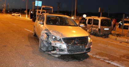 OTOMOBİL İLE HAFİF TİCARİ ARAÇ ÇARPIŞTI: 2 YARALI