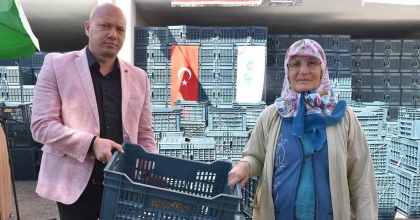 SALİHLİ’DE ÜRETİCİLERE 9 BİN MEYVE KASASI HİBE EDİLDİ  