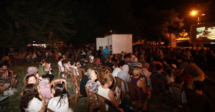 SELÇUK’TA ANILAR SİNEMA VE GAZOZLA CANLANDI  