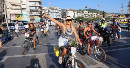 SÜSLÜ KADINLAR MARMARİS'TE PEDAL ÇEVİRDİ  
