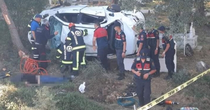 TAVAS'TA TRAFİK KAZASI: 2 ÖLÜ 1 YARALI