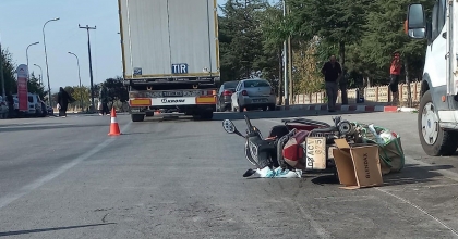 TIRIN ÇARPTIĞI MOTOSİKLETTE BİRİ İKİ YAŞINDA BEBEK, 3 KİŞİ YARALANDI  