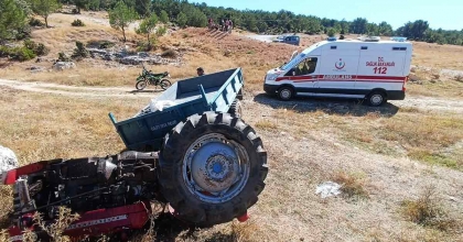 UŞAK’TA TRAKTÖRÜN DEVRİLMESİ SONUCU 2 KİŞİ YARALANDI  