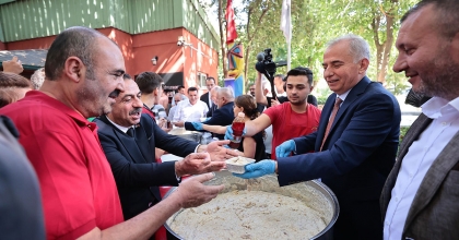 VALİ VE BAŞKAN DEMİR DÖVDÜ, KEŞKEK DAĞITTI