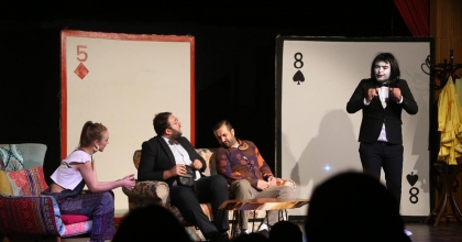 ‘3 BEŞ VE 8 DİĞER ŞEYLER’ OYUNU BEĞENİ TOPLADI