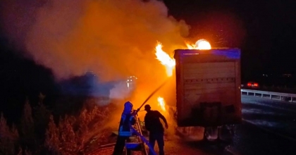  PLASTİK KASA YÜKLÜ TIRIN DORSESİ YANDI