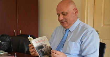 BAŞKAN ŞEVİK, KİTAPLARINI OKURLARI İÇİN İMZALAYACAK 