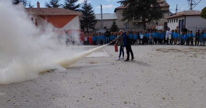 AFAD’DAN İLKOKUL ÖĞRENCİLERİNE YÖNELİK DEPREM VE YANGIN TATBİKATI  