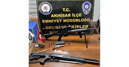 AKHİSAR'DA POLİSİN YAKALADIĞI ŞAHSIN ÜZERİNDEN CEPHANELİK ÇIKTI