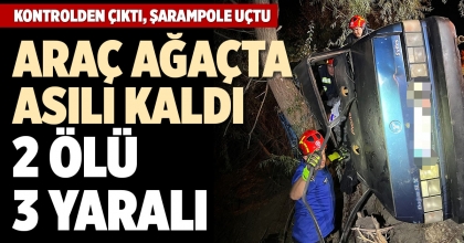 ARAÇ AĞAÇTA ASILI KALDI: 2 ÖLÜ 3 YARALI