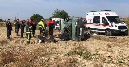 ARAÇ TARLAYA UÇTU: 5 YARALI