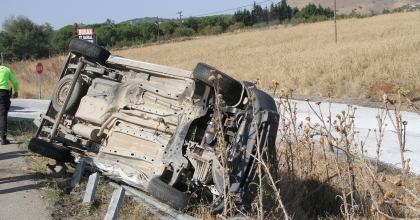 BARİYERLERE ÇARPAN ARAÇ YAN DÖNDÜ