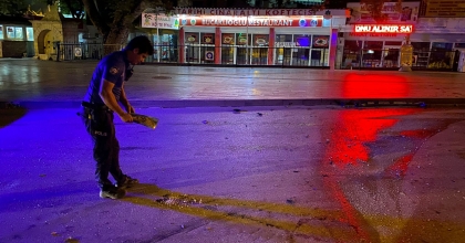 POLİSLER ELLERİYLE KUM DÖKEREK ÖNLEM ALDI