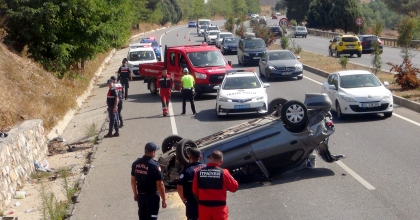 TAKLA ATAN ARAÇTAKİ 3 KİŞİ YARALANDI