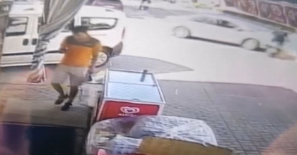 TERS YÖNDEN GELEN MOTOSİKLET OTOMOBİLLE ÇARPIŞTI
