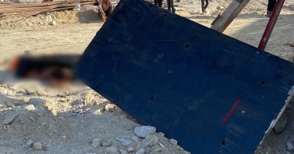 TONLARCA AĞIRLIĞINDAKİ DEMİR KALIBIN ALTINDA CAN VERDİ