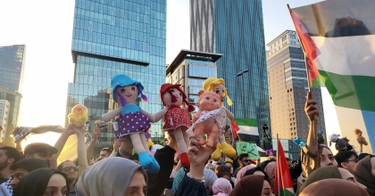 İSRAİL KONSOLOSLUĞU ÖNÜNE OYUNCAK BIRAKTILAR