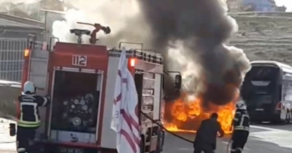 PARK HALİNDEKİ OTOTMOBİL ALEV ALEV YANDI