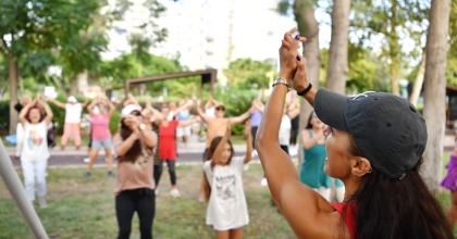 DANS EDEREK ZİNDE KALDILAR