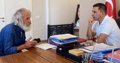 YANGINDA EVİ KÜLE DÖNEN YAŞLI ADAMA BAŞKANDAN YARDIM ELİ