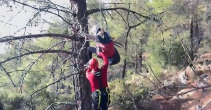 PARAŞÜTÇÜ AĞAÇTA ASILI KALDI