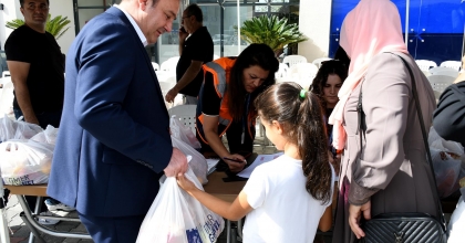 BELEDİYE ÇOCUKLARIN BESLENME ÇANTASINI DOLDURUYOR