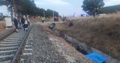 YOLCU TRENİ TRAKTÖRE ÇARPTI: 1 ÖLÜ