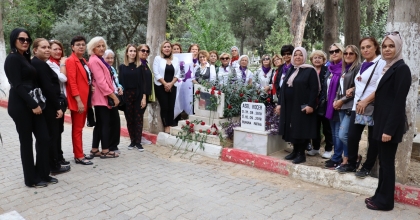KADIN MUHTARLAR GÜNÜNDE GÜL ESİN MEZARI BAŞINDA ANILDI