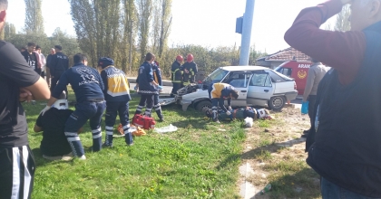 İKİ OTOMOBİL ÇARPIŞTI: 3 YARALI