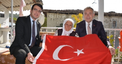 CUMHURİYETLE YAŞIT KADINA ZİYARET