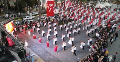 100 KİŞİ AYNI ANDA VALS OYNADI