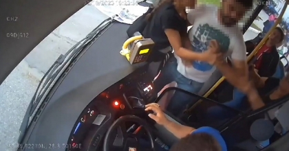 BÖYLE ÖFKE GÖRÜLMEDİ, YOLCU SAYISI FAZLA DİYE OTOBÜS ŞOFÖRÜNÜ TOKATLADI