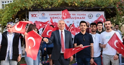 GENÇLERLE CUMHURİYET COŞKUSUNU YAŞADI