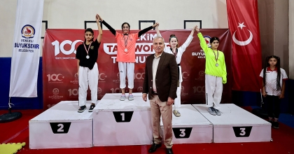 CUMHURİYET TURNUVASINDA DERECEYE GİREN SPORCULAR MADALYALARINI ALDI