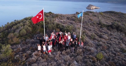 DATÇA ÜLKÜ OCAKLARI MURDALA ADASI'NDA TÜRK BAYRAĞI'NI DALGALANDIRDI