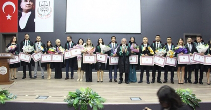 DENİZLİ’DE 19 GENÇ AVUKAT YEMİN EDEREK CÜBBE GİYDİ