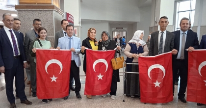 DEVLET HASTANESİNDE CUMHURİYETİN 100'NCÜ YILINA ÖZEL TÜRK BAYRAĞI DAĞITILDI