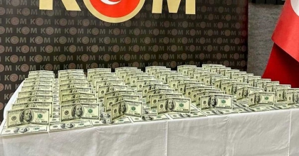 DÖVİZ BÜROSUNDA SAHTE DOLARLARI PİYASAYA SÜRMEK İSTERKEN YAKALANDI