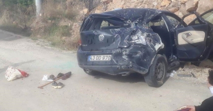 EMET’TE OTOMOBİL MOLOZ YIĞININA ÇARPTI: 1 ÖLÜ, 5 YARALI