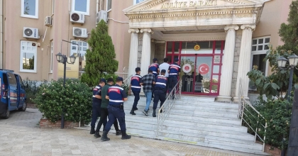 GÖÇMENLER KAMYON KASASINDA YAKALANDI, 3 ORGANİZATÖR TUTUKLANDI