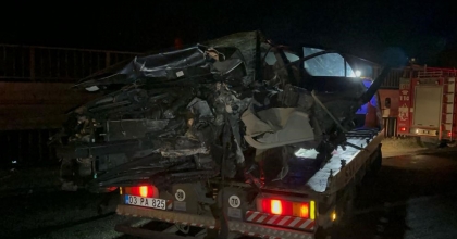 İKİ OTOMOBİLİN HURDAYA DÖNDÜĞÜ KAZADA 3 KİŞİ AĞIR YARALANDI