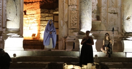 İZ BIRAKAN KADINLAR TARİHİ KENTTE SAHNE ALDI