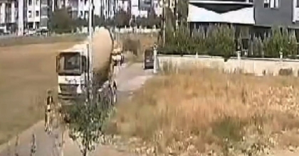 İZMİR'DE ANNE VE KÜÇÜK ÇOCUĞU BETON MİKSERİNİN ALTINDA KALDI