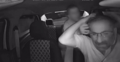 İZMİR'DE TAKSİ ŞOFÖRÜNÜ KALDIRIM TAŞIYLA YARALAYIP GASP ETMEYE ÇALIŞTI