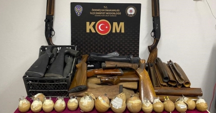 İZMİR'DE YASA DIŞI SİLAH İMALATHANESİNE POLİS BASKINI