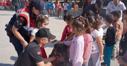 JANDARMA MİNİKLERE HAYVAN SEVGİSİ AŞILADI