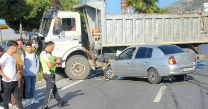 KAMYONA ÇARPAN OTOMOBİLDEN BURNU BİLE KANAMADAN KURTULDU