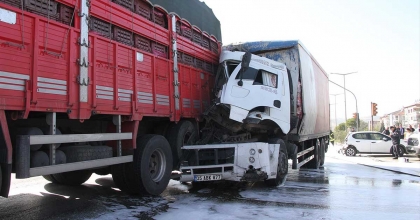  KARGO KAMYONU, TIR VE OTOMOBİLİN KARIŞTIĞI KAZADA 2 KİŞİ YARALANDI  