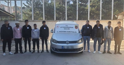 KİRALIK ARAÇ İLE İNSAN KAÇAKÇILIĞI YAPARKEN JANDARMAYA YAKALANDILAR  