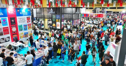 KİTAP ŞÖLENİ SÜRÜYOR, BİNLER FUARA AKIN EDİYOR